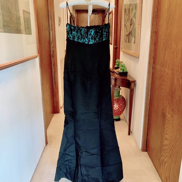 Helen Morley Gown. From Saks Fifth Avenue Outlet. - Picture 2 of 5